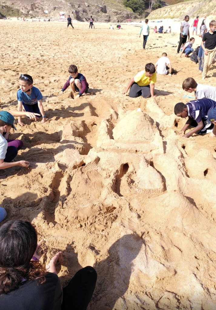 BELLE ILE La plage ce jeudi 1 1 713x1024 - Projets et vie au collège