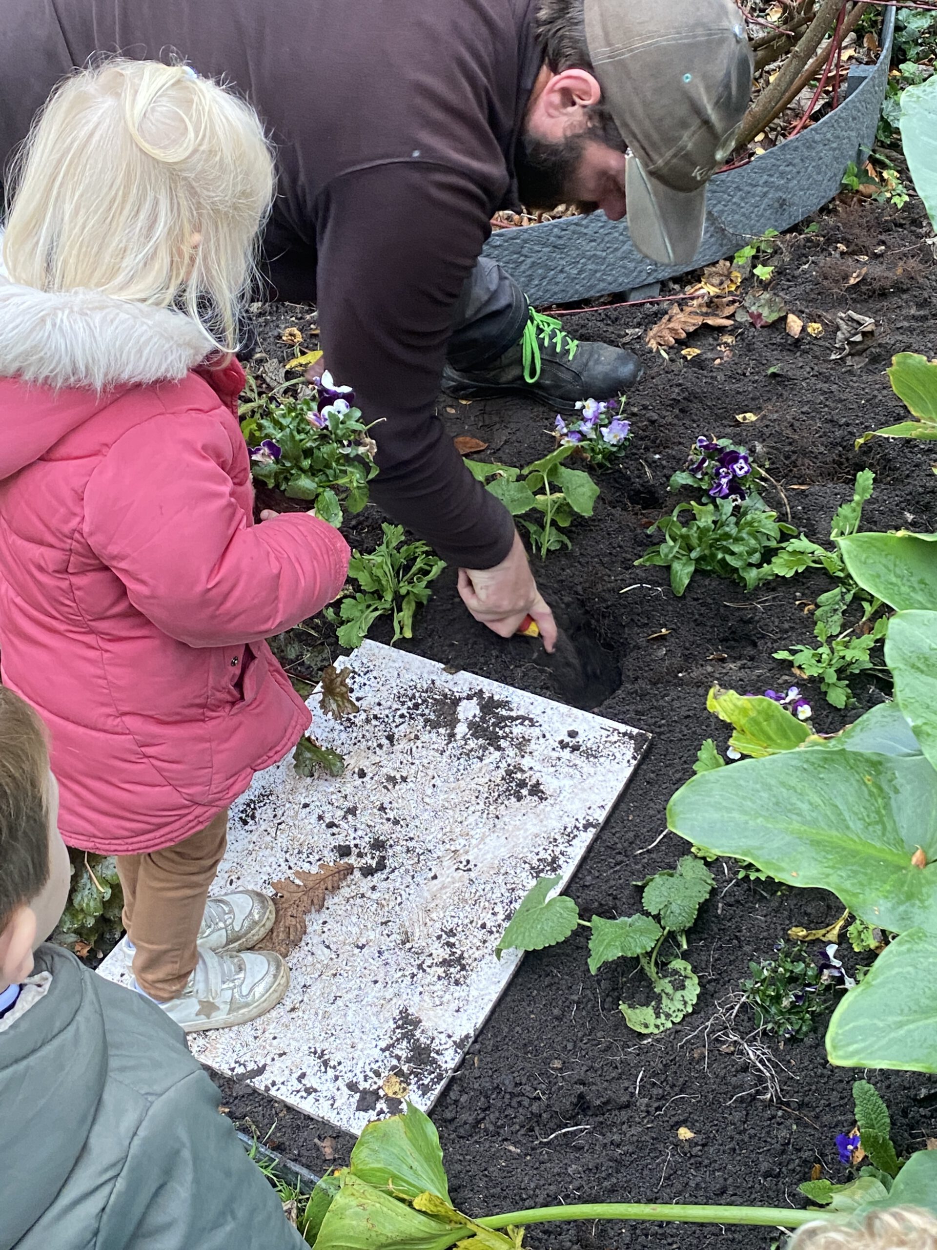 IMG 2405 scaled - Plantations des maternelles au Parc Cadet de Vaux