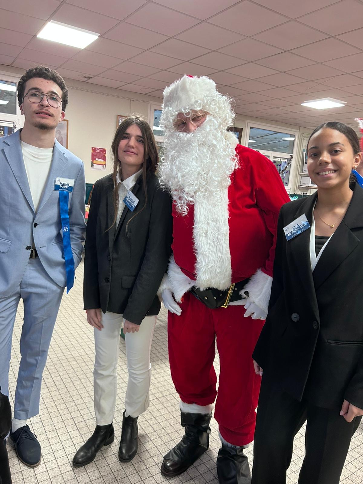 6042f5bc 61d9 4d09 8d9c a2d9e55776a7 - Les 1&egrave;res Accueil assurent l&rsquo;accueil et l&rsquo;orientation des visiteurs au March&eacute; de No&euml;l