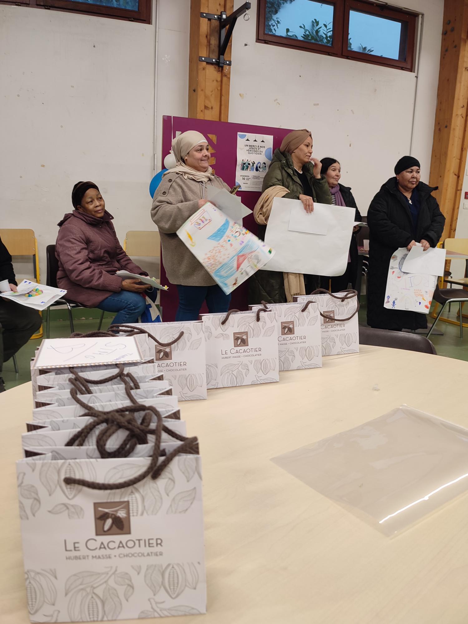 1768580118579 - Merci aux personnels de m&eacute;nage et d&rsquo;entretien par les &eacute;l&egrave;ves de Term STMG, Coll&egrave;ge, CP et Maternelle