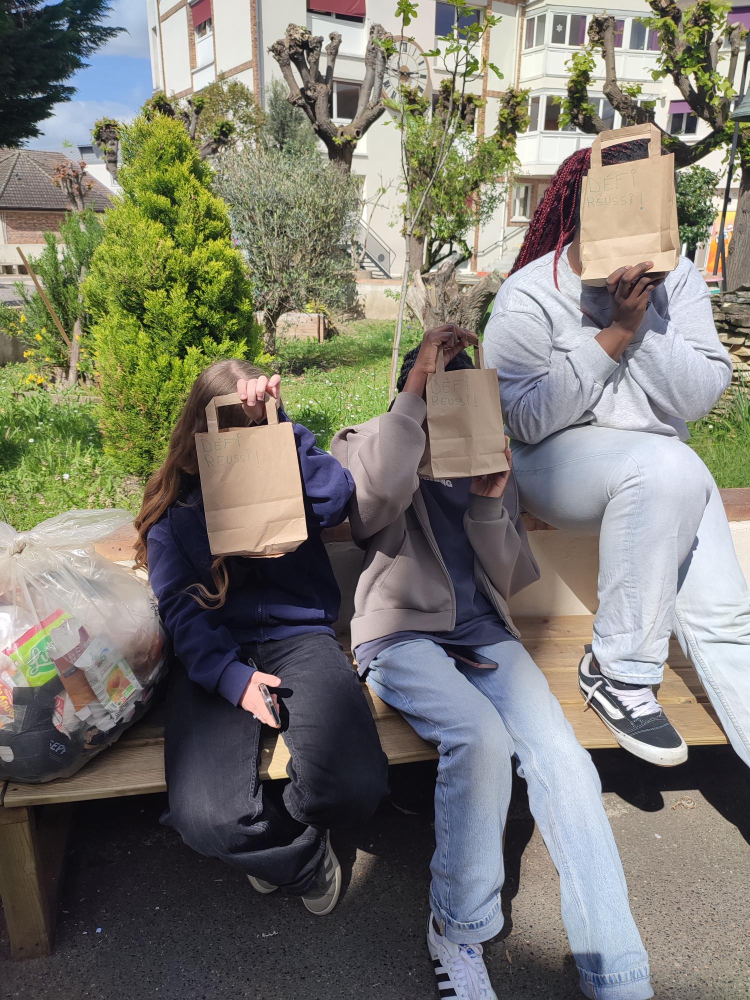 1776345237379 - D&eacute;fi r&eacute;ussi ! Bravo aux &eacute;l&egrave;ves de Cap qui ont relev&eacute; le d&eacute;fi propos&eacute; par la 1ere Agora : 6 kg de d&eacute;chets ramass&eacute;s dans le parc en 45 minutes. L'occasion d'&eacute;changer sur la biodiversit&eacute;, le respect de l'environnement, des personnes et la transmission aux plus jeunes. Un geste &eacute;cocitoyen pour la plan&egrave;te.